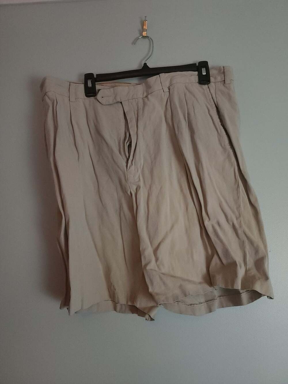 ​Resortwear Vacationstyle Tommy Bahama Men's Beige Silk-Blend Pleated Shorts